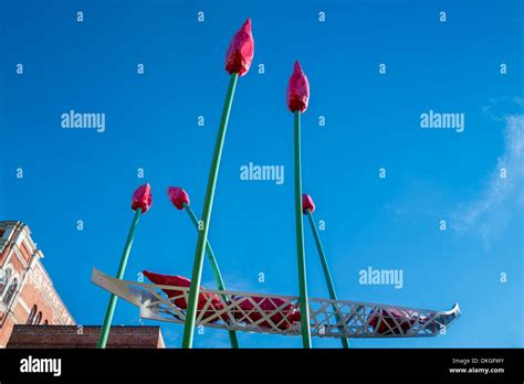 Sculpture Tulips Canoe Hi Res Stock Photography And Images Alamy