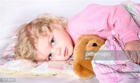 Teenager Hugging Pillow Fotografías E Imágenes De Stock Getty Images