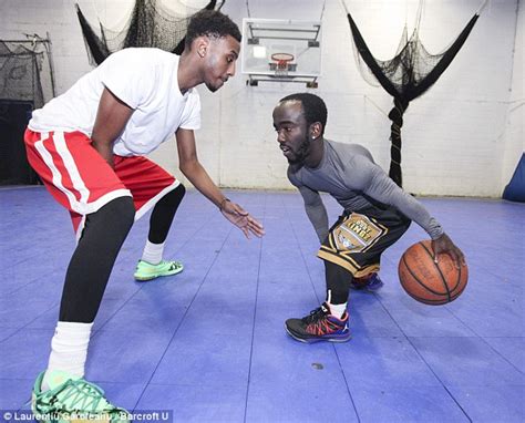 Michael Jordan Of Dwarf Basketball Takes On Players Twice His Size Daily Mail Online