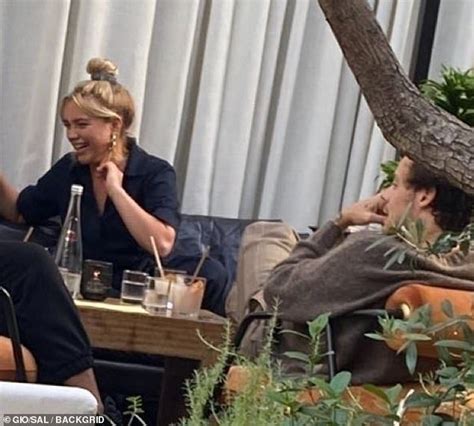 Harry Styles Florence Pugh Grab An Al Fresco Lunch Together Florence