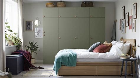 Et ryddig soverom med plass til alles klær - IKEA