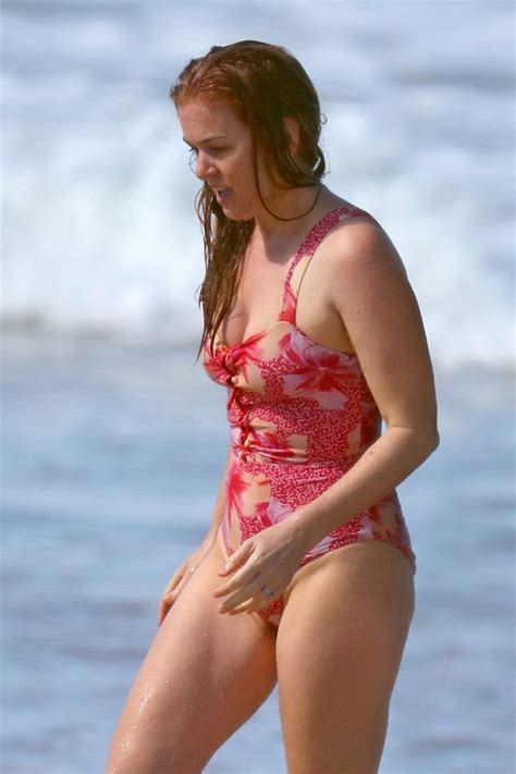 Isla Fisher Showed Off Her Sexy Ass In A Bikini On The Beach The