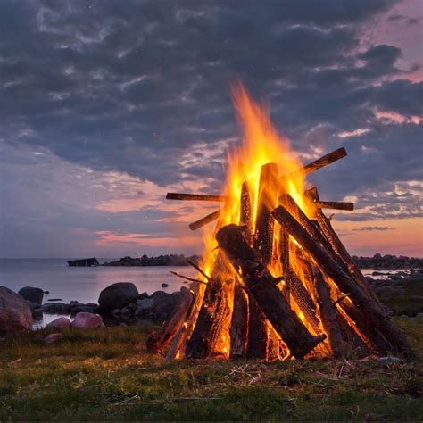 10 Ideas How To Host Fun Backyard Bonfire Parties Simphome