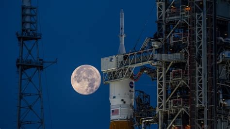 Nasas Massive Moon Rocket Poised To Launch Monday Morning Cbc News