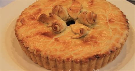 GoodyFoodies: Recipe for Anna Olson's Tourtiere (French-Canadian beef pie)