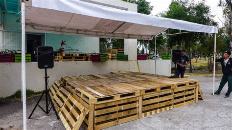 Ideas For A Temporary Stage Outdoor Stage Portable Stage Pallet