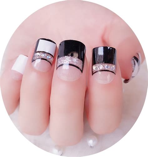 Uñas decoradas con dos uñas diferentes a las otras tres una tiene flores blancas y el resto de la. Uñas Decoradas Con Diseños Super Novedosos. - $ 155.00 en ...