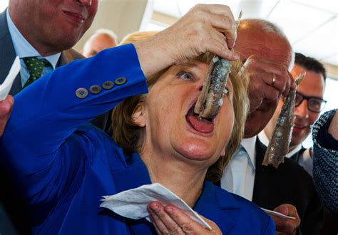 Angela Merkel Isst Einen Fisch Und Das Internet Hat Großen Spaß