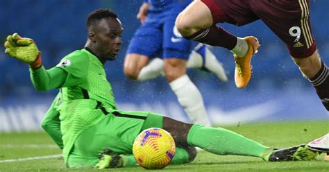 Latest on chelsea goalkeeper édouard mendy including news, stats, videos, highlights and more on espn. Chelsea goalkeeper Edouard Mendy slammed for 'two mistakes' for Patrick Bamford's goal - Daily Star