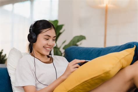Kamu perlu berdiskusi dengan pasangan, dan mengumpulkan informasi seputar tips membeli rumah pertama. 8 Tips Membeli Rumah Pertama, Yuk Buruan Beli Properti ...