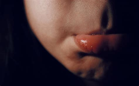 Pickel an der lippe sehen nicht nur unästhetisch aus, sondern sind nicht selten auch mit unangenehmen schmerzen verbunden. Lösung: Pickel in der Lippe und an der Lippe