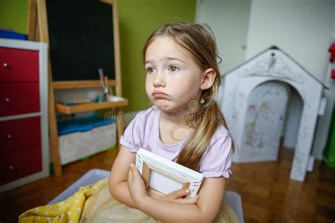 Niña Sola Y Triste Que Se Sienta En El Piso Imagen De Archivo Imagen