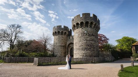 Планирайте вашата сватба с охлаждане castle barn планиране на app. Getting Married at Cooling Castle Barn Kent | Graham Baker ...