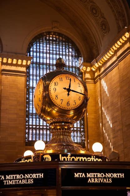 Reloj En Luz Dorada Dentro De La Estación Grand Central De La Ciudad De