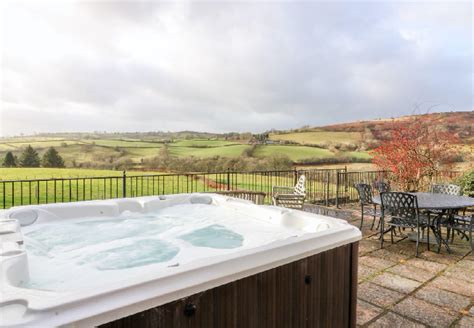 Best Hot Tub Breaks In Wales For You To Try In 2022