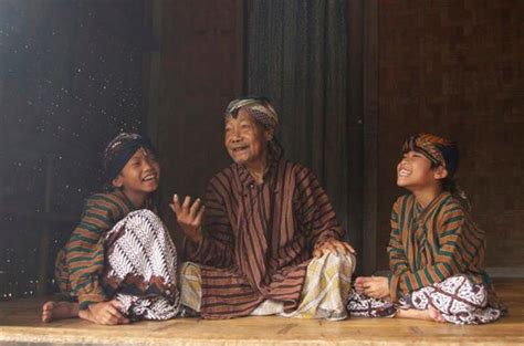 Keseragaman ini sememangnya penting untuk melestarikan persefahaman kepercayaan di. Suku Jawa : Sejarah, Karakter, Kebudayaan beserta ...