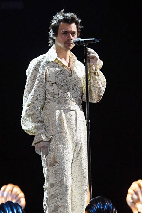 harry styles perforrms in gucci brit awards 2020