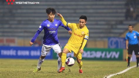 Tiền vệ lê cao hoài an (sanna khánh hòa bvn). Nam Định FC phản bác cáo buộc cố tình tưới nước ướt mặt ...