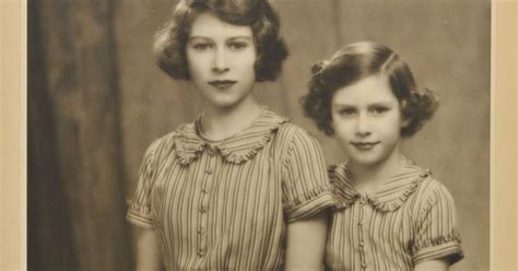 Elisabeth reynaud, écrivain et scénariste, est notamment connue pour ses biographies de femmes elle aimait la hongrie dont elle fut sacrée reine, et haïssait la cour de vienne dont elle fuyait les. Elizabeth II et sa soeur la princesse Margaret en 1939, un ...