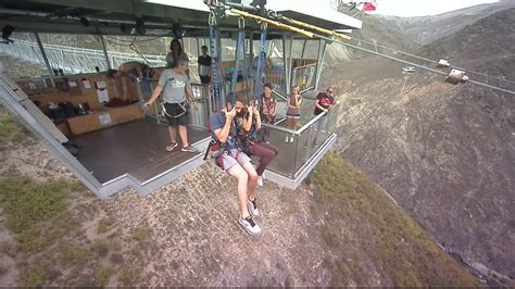 Program ini pun sudah punya banyak ji hyo, kim jong kook, haha, dan yang se chan mencoba nevis swing. Nevis Swing - New Zealand - YouTube