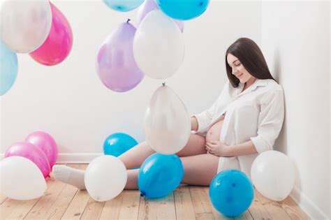 Premium Photo Pregnant Women With Balloons Indoor
