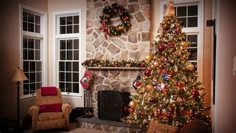 Przed tobą na obrazku znajduje się choinka a pod nią oczywiście prezenty. Choinka i fotel przy kominku | Pomysły na dekoracje świąteczne, Oświetlenie bożonarodzeniowe ...
