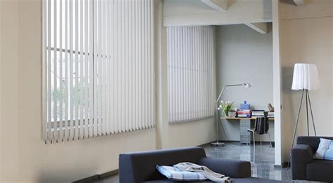 Facile à poser, ce rail pour lamelles verticales se fixe au plafond et permet de faire glisser les lamelles de façon fluide. Store à bandes verticales à lamelles