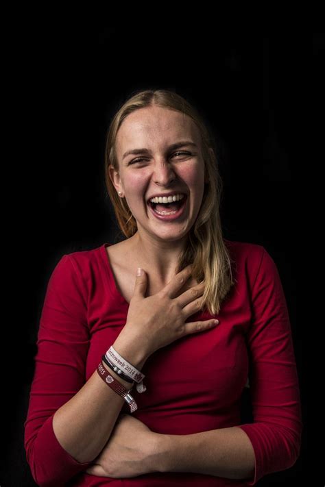 There are so many words to describe a smile that you 01captivating the word captivating describes something that catches your attention. Daan (19) | Women laughing, Real women, Laugh