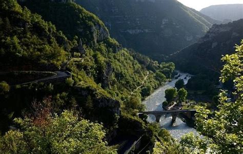 Les villages et les grandes fermes en pierre situées sur les terrasses profondes des causses reflètent l'organisation des grandes abbayes à partir du xie siècle. Que vous réserve votre randonnée en famille dans les ...