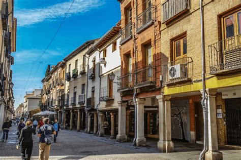 La vivienda se encuentra sobre la avenida principal, se compone de 3 dormitorios, uno de ellos doble y dos sencillos. Qué ver en Alcalá de Henares | Monumentos | Cervantalia