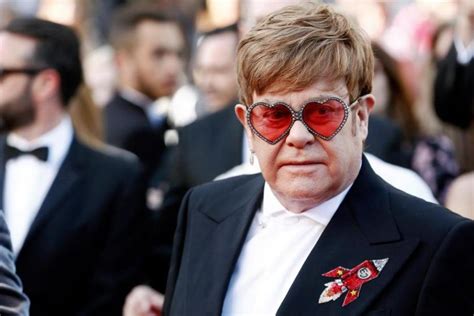 Elton John Macht Gemeinsame Sache Mit Metallica Und Miley Cyrus