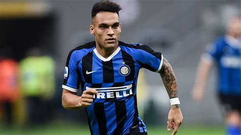 His current girlfriend or wife, his salary and his tattoos. Lautaro Martinez, patto con il Barcellona: intanto l'Inter ...