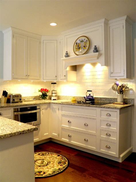 You can realize kitchen island with cooktop ideas for helping you with cooking activities under various budgets while keeping them looking cool. venthood Traditional Kitchen Kitchen Cooktop Design ...