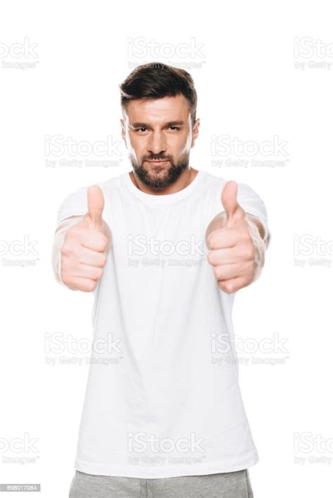 Potret Pria Berbaju Putih Gesturing Tanda Jempol Terisolasi Di Atas Putih Foto Stok Unduh