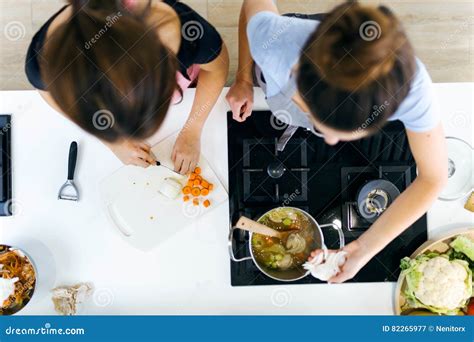 Dwa Pi Knej Kobiety Ciie Wie Ych Warzywa W Kuchni I Gotuje Obraz Stock