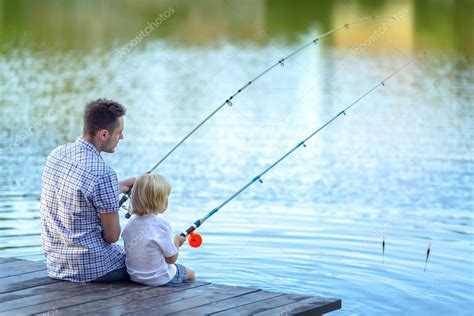 Papá E Hijo Pescando En El Lago — Foto De Stock © Deklofenak 109136188