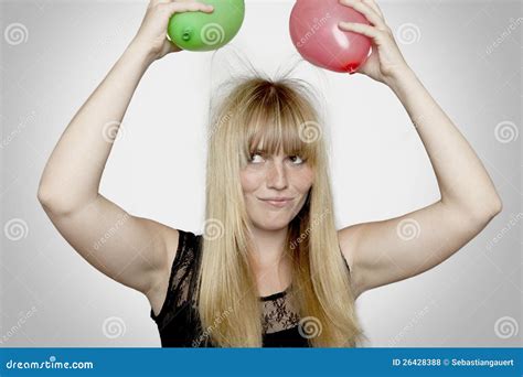 Blond Haired Meisje Met Elektrische Geladen Ballons Stock Foto Image Of Viering Volwassen