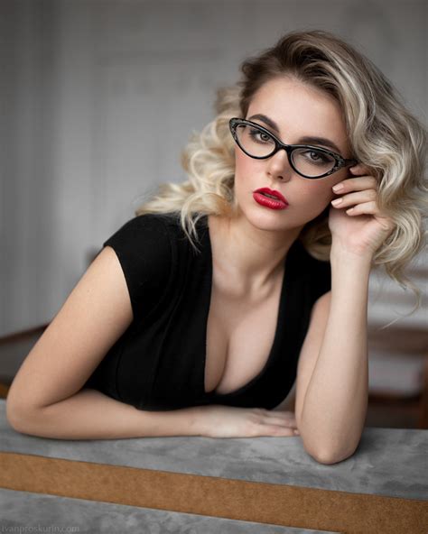 Looking At Viewer Red Lipstick Oktyabrina Maximova Ivan Proskurin