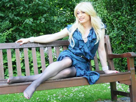 обои блондинка сад длинные волосы Трава Сидящий Синий ТВ одежда Отпуск Зрелый