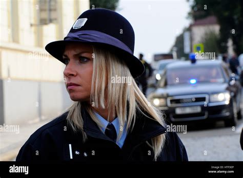 Junge Polizistin Wachen bei der Ankunft der Präsident der Tschechischen Republik auf festivals