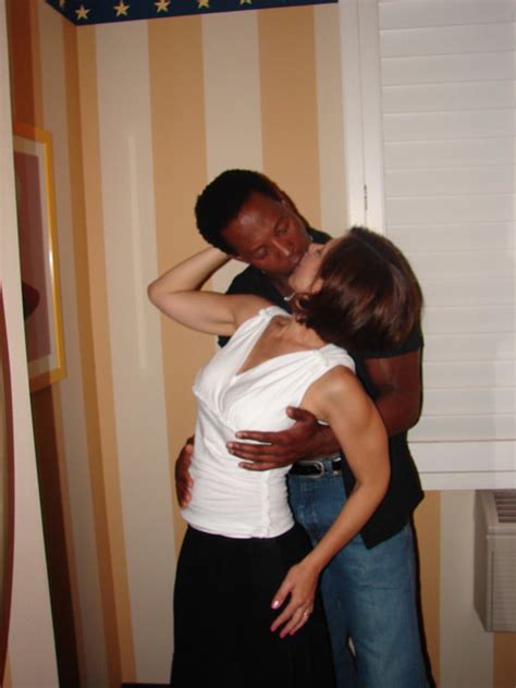 Amateur interracial ehefrauen küssen Zunahme