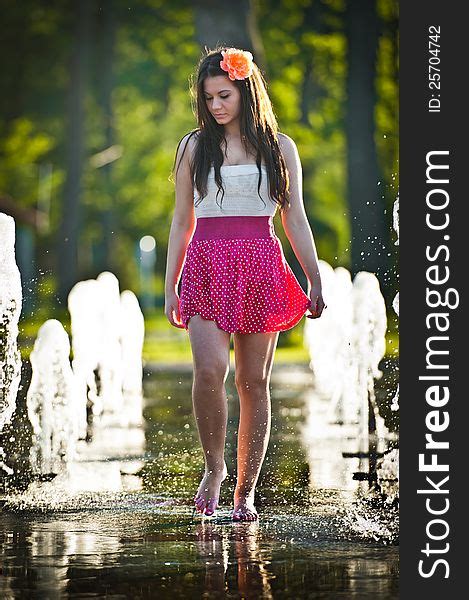 Girl Wearing Red Skirt Playing Water Fountain Free Stock Images