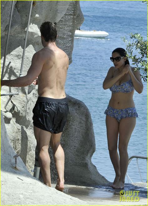 Photo Bikini Clad Kelly Brook Kisses Shirtless Thom Evans In Ischia 15 Photo 2685408 Just Jared