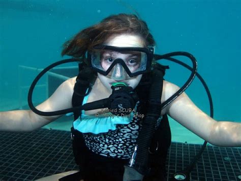 Pin By Luis Alberto On Chicas Buceadoras Scuba Girl Wetsuit Girl Diving