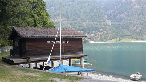 Svizzera Lago Di Poschiavo Nel Canton Grigione Ad Un Passo Dal Confine