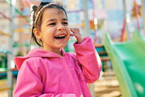 Retrato Al Aire Libre De Una Niña Feliz Linda Niña Pequeña Sonriendo Y