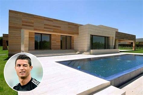 Magníficas villas y casas de vacaciones en el casco histórico. Cristiano Ronaldo compra su casa en La Finca de Pozuelo ...