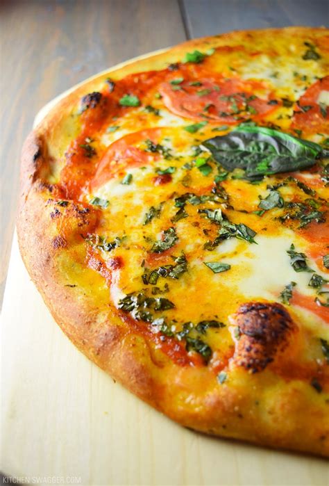 Drizzle with quality olive oil and put in a 280 °c oven for 4 to 6 minutes, depending on the oven. Classic Margherita Pizza Recipe | Kitchen Swagger