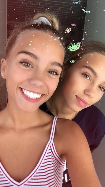 Lisa und lena bag mit einem foto auf rosafarbenem hintergrund auf der vorderseite und weißem. Lisa und Lena: Eigener Insta-Filter! | BRAVO