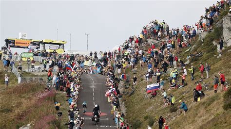 Tour De France Des Matelas Install S Dans La Descente Du Col De La Loze Pour Prot Ger Les Coureurs